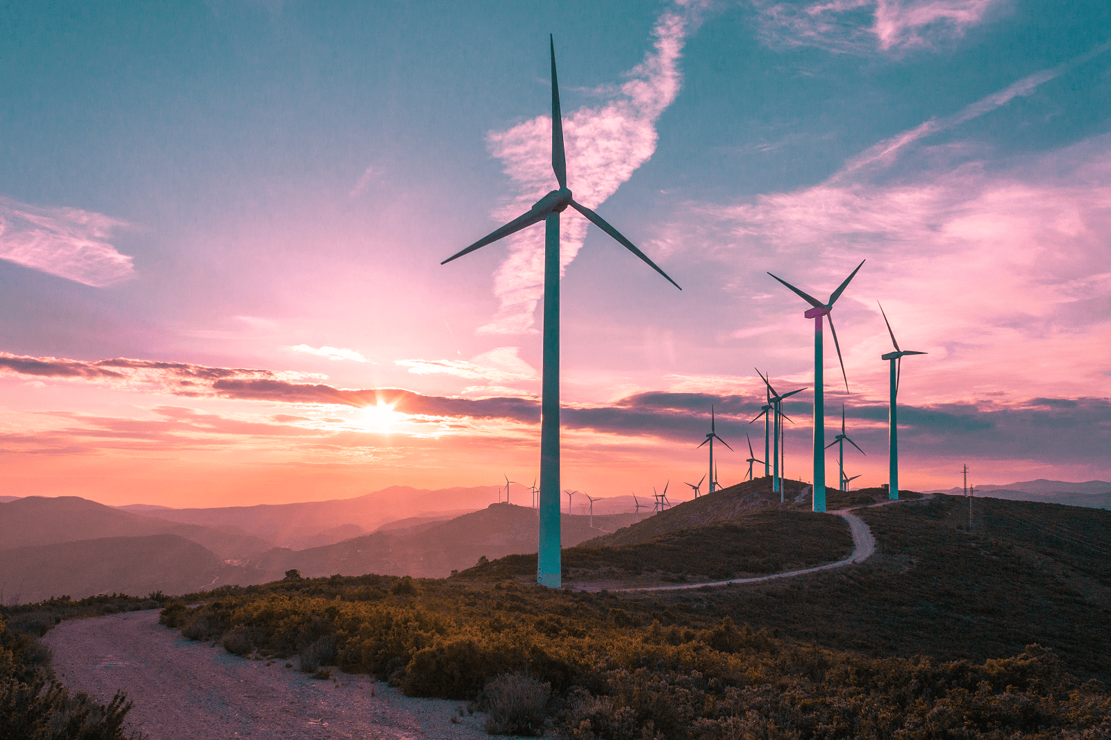 Éoliennes dans un paysage de montagne violet 