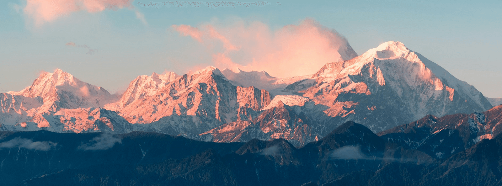 Soleil sur la montagne de neige 