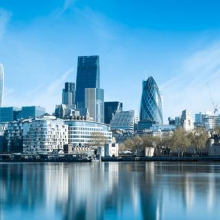Gratte‑ciel de la City de Londres au‑dessus de la Tamise