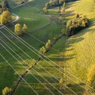 Champs agricoles et lignes électriques