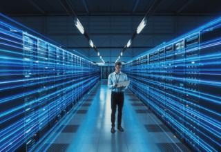 Un professionnel dans les racks de serveurs 