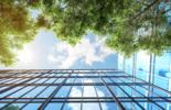 Immeuble de bureaux moderne et écologique, entouré d'arbres et de verdure