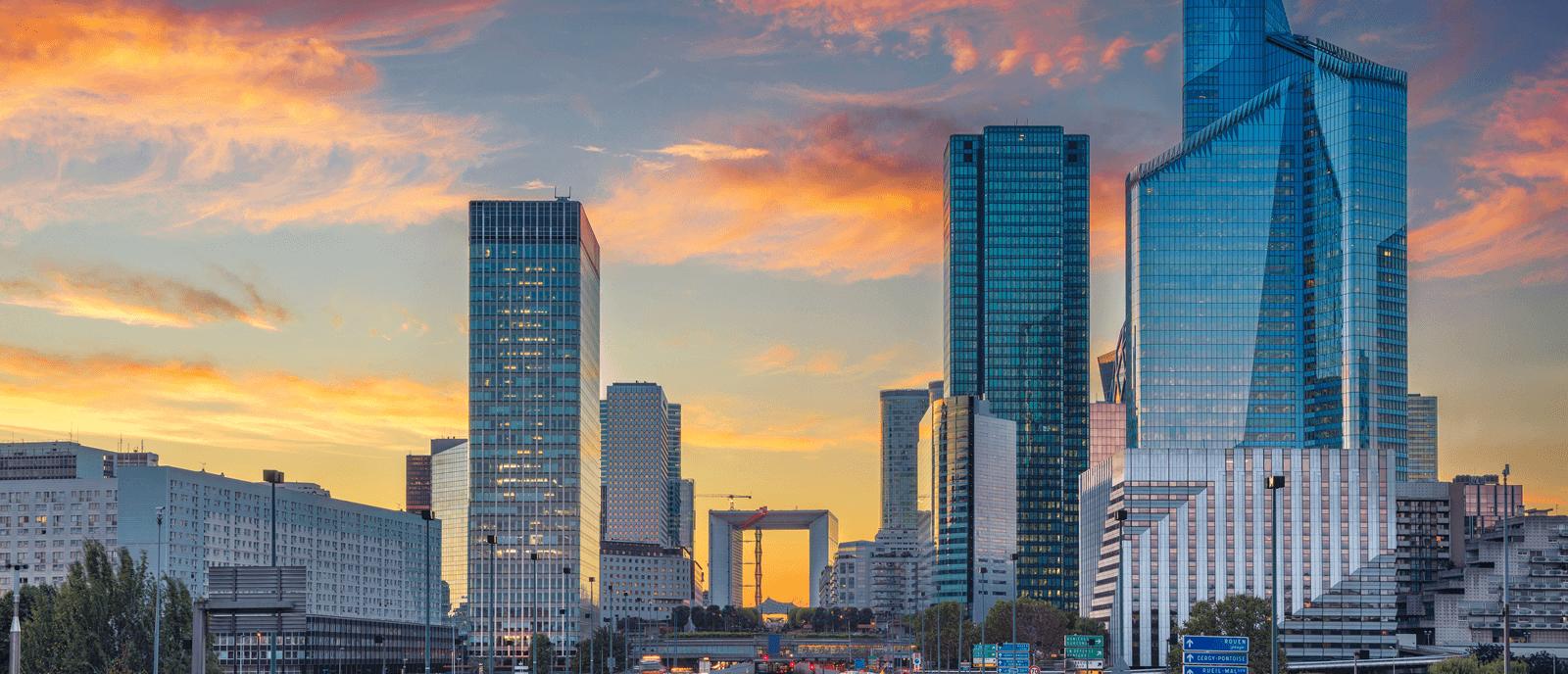 Immeubles de bureaux à Paris-La Défense au coucher du soleil 