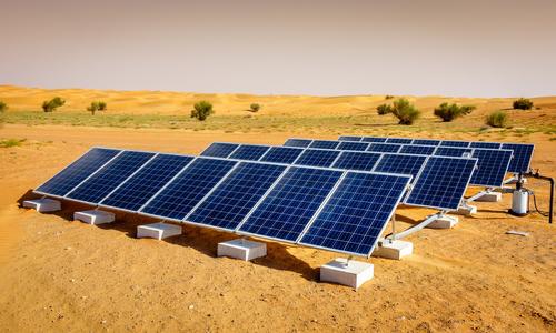 Centrale photovoltaïque en plein désert