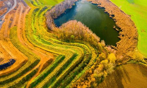 Vue aérienne d'un paysage rétabli après l'exploitation minière