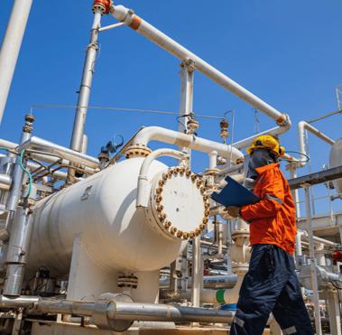 Technicien inspectant des équipements dans une installation industrielle