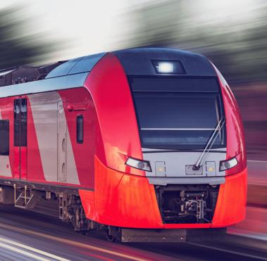 Train à grande vitesse moderne circulant sur des voies ferrées