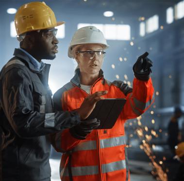 Professionnels du secteur industriel examinant les opérations et les procédures de sécurité